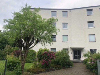 Große 4 Zimmer Wohnung mit Balkon und Einbauküche!