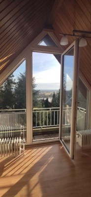 zwei Zimmerwohnung im DG mit EBK zu vermieten