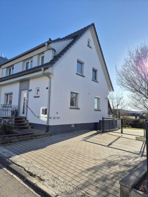 Charmante Doppelhaushälfte Haus mit traumhaft ruhigem Garten !!!