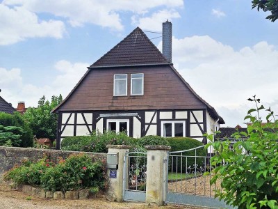Historisches Mehrgenerationen-Fachwerkhaus mit ELW, Garten und Garagen in Adensen -Provisionsfrei!