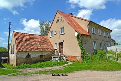 Einfamilienhaus mit Garage, Carport und Pool