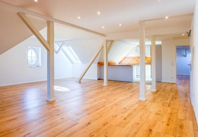 Exklusive 4-RW* DG* neu saniert* hochwertige EBK* Fußbodenheizung* loftartigem Wohnambiente* PKW-SP*