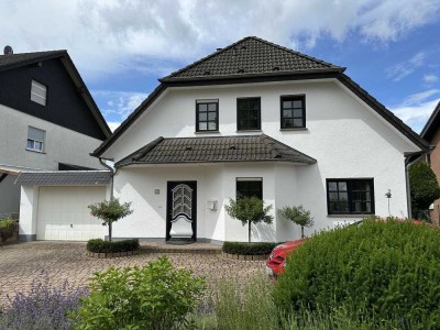 Freistehendes Einfamilienhaus mit Garage in ruhiger Lage