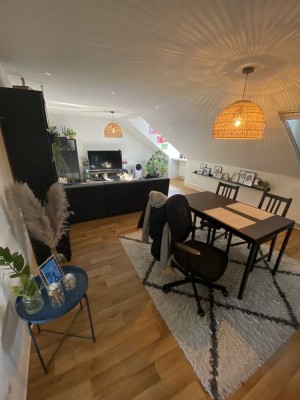Moderne Dachgeschosswohnung mit 3 Zimmern im grünen Mittelfeld