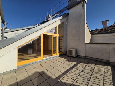 Atelierartige Dachgeschoss - Loftwohnung mit Terrasse