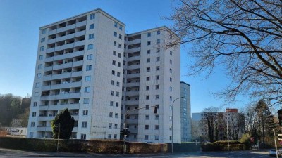 FREUNDLICHE DREI-ZIMMER-WOHNUNG MIT LOGGIA UND AUFZUG