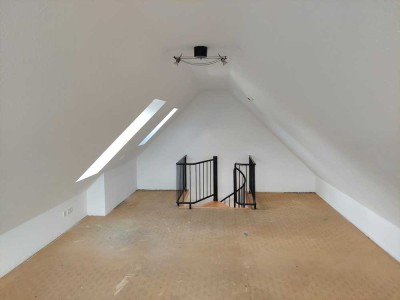 Geschmackvolle, gepflegte 2,5-Zimmer-Maisonette-Wohnung mit Balkon und Einbauküche in Hannover