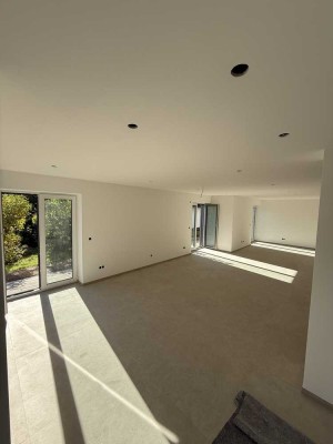 Erstvermietung nach energetischer
Kernsanierung (KFW 55 EE): Neuwertige, Moderne 4-Zimmer-Wohnung