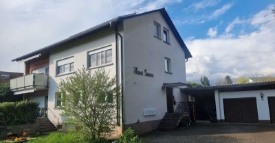 RESERVIERT - Attraktive Kapitalanlage - Teilsaniertes MFH mit 4 Whg. in grenznaher Lage mit großem G