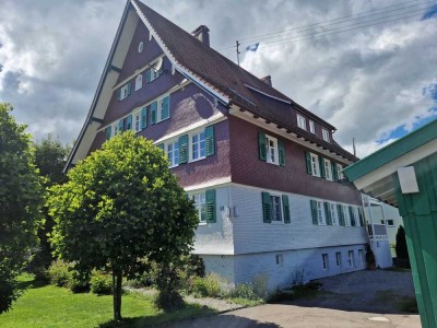 DAS BESONDERE
Platz in Hülle und Fülle wie im eigenen Haus
6-Zimmer-Wohnung mit zwei Balkonen 
un