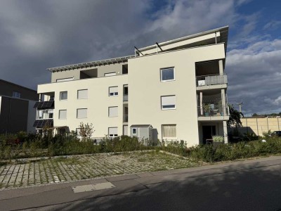 Neuwertige Attikawohnung mit Terrasse & zwei TG-Stellplätzen