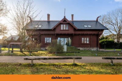 Living in a listed building - attic apartment with 4 rooms on Jungfernsee in a premium location