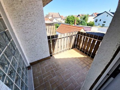 Neu Renovierte 2 Zimmer - Wohnung in zentraler Lage, 100 Meter zur S-Bahn