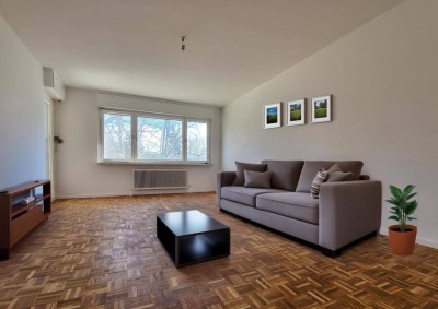 RENOVIERTE WOHNUNG MIT LOGGIA UND PARKPLATZ IN HERRLICHER WALDRAND-RUHELAGE