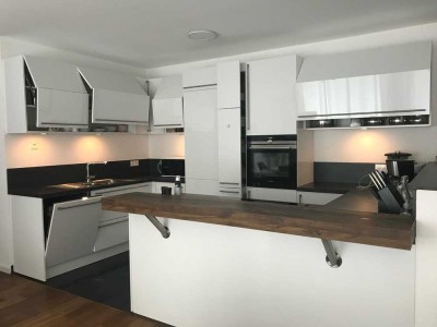 Neuwertige Wohnung mit vier Zimmern sowie Balkon und Einbauküche in Bad Camberg