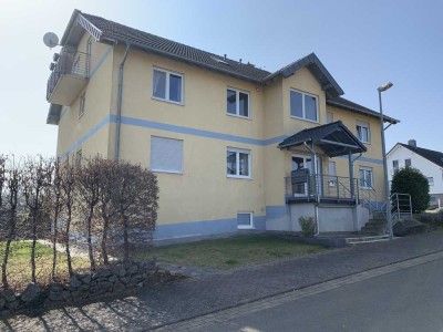 Helle Moderne Souterrain-Wohnung mit eigenem Gartenanteil