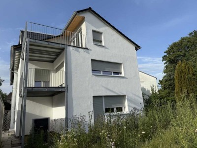 EINMALIGE GELEGENHEIT – Sanierte DHH mit 2 Wohneinheiten, ausgebautem DG &  Parkplätzen