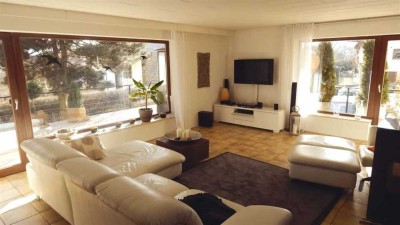 HELLE UND GROSSZÜGIGE 3,5-ZIMMER-EG-WOHNUNG MIT TERRASSE, GARTEN, CARPORT UND GARAGE