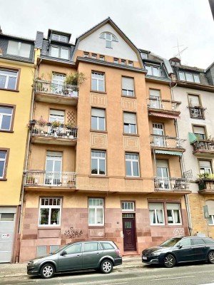 Gemütliche 2 Zimmer Altbauwohnung mit Blick zur Frankfurter Skyline
