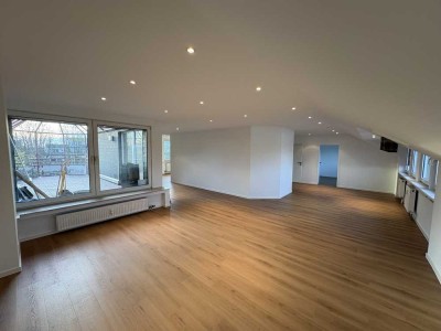 Exklusives Penthouse mit Balkon, Aufzug und Kamin in Neuss-City für ein ruhiges Paar