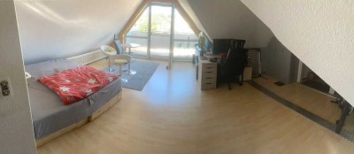 Gepflegte 1-Zimmer-Dachgeschosswohnung mit Balkon und Einbauküche in Bretten-Büchig