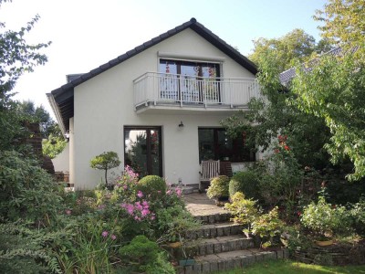 Leverkusen, Schlebusch-Waldsiedlung, freistehndes EFH mit großer Wohnfläche (7 Zimmer) und Garten