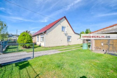 IMMOBERLIN.DE - Charmantes Einfamilienhaus mit großem Sonnengarten & Garage in ländlicher Wohlfühlla