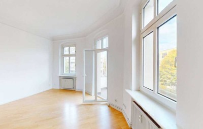 Bezugsfrei: Großzügige Altbauwohnung mit drei Zimmern und Balkon