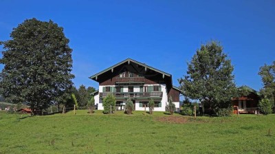 Traditionell alpenländisches Bauernhaus mit Bergblick in Inzell im Chiemgau