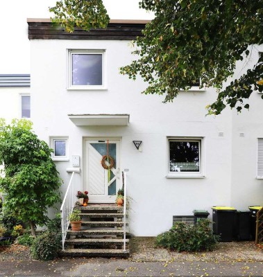 Charmantes Reihenhaus in Nürnberg-Großgründlach: Einbauküche und Einzelgarage in ruhiger Lage