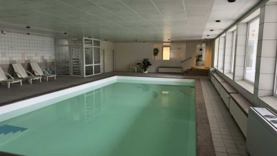 Klein- aber fein - und mit Pool im Haus - 1 ZKB Wohnung in Oberursel mit ca. 5 Prozent Rendite