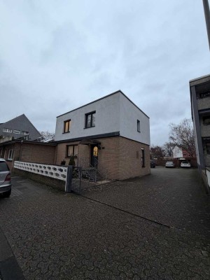 Provisionsfrei: Einfamilienhaus mit zwei angebauten Wohneinheiten, PV-Anlage und 1.140 m² Grundstück