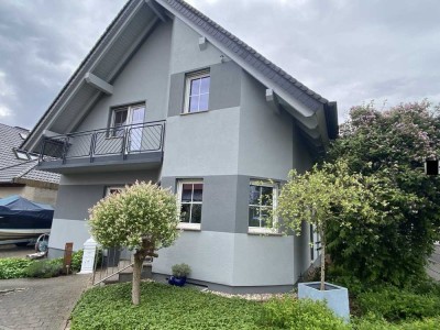 Großzügiges EFH mit großer unterkellerter Doppelgarage und 2 zusätzl. Stellplätzen