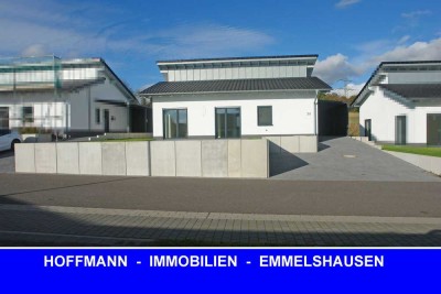 Moderner Bungalow mit großer Terrasse  und pflegeleichtem Garten in Laudert