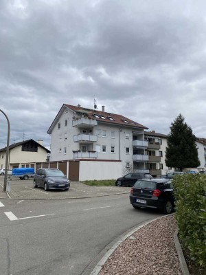 Modernisierte 3,5-Zimmer-Wohnung mit Balkon und Einbauküche sowie nagelneuem Bad in Eimeldingen