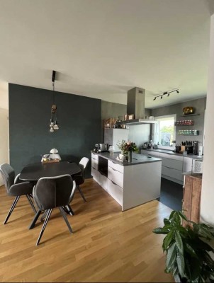 Moderne lichtdurchflutete 2,5-Zimmer-Wohnung mit Balkon