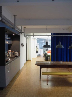 Büro/Studio in Fabrikgebäude mit separatem Hof und überdachter Stellfläche