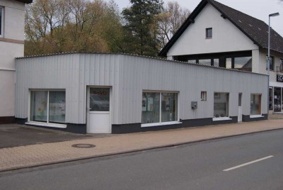 Flachgebäude direkt an der Hauptstraße