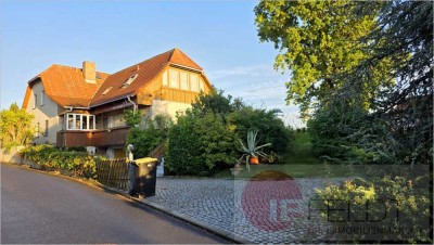 Last-Minute-Chance: Gepflegtes & modernisiertes Zweifamilienhaus mit 2 Terrassen, 2 Garagen, Carport