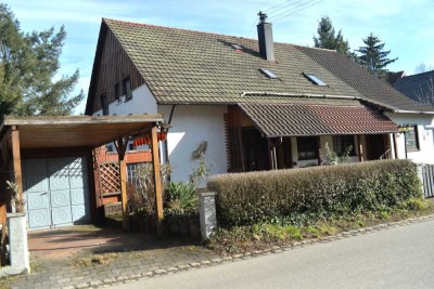 Geräumiges Wohnhaus mit Garage