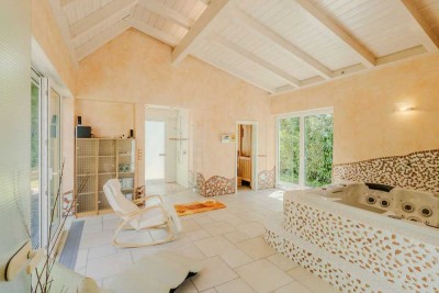 Wohnoase mit Hallenbad & Spa – exklusives EFH mit großem Garten und voller Privatsphäre