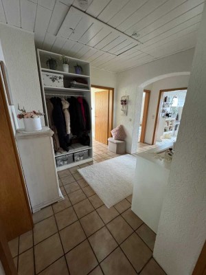 Helle 4-Zimmer-Wohnung mit Balkon, Stellplatz & Dachboden in ruhiger Lage von Saffig & 1A Anbindung