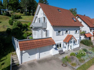 Geräumiges, vollst. renoviertes 8-Zimmer-Einfamilienhaus mit geh. Innenausstattung