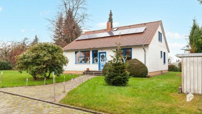 Charmantes Einfamilienhaus in Holzständerbauweise mit PV-Anlage und großzügigem Grundstück