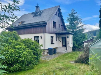 Großes Einfamilienhaus mit Nebengebäuden und schönem Grundstück