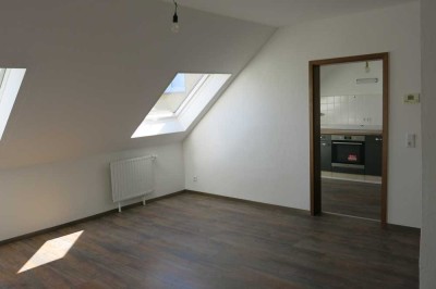 Altenbochum : helle, renovierte 2,5-Zimmer-DG-Wohnung mit Einbauküche