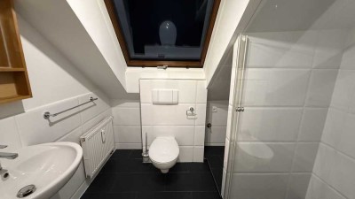 Helle, moderne 2-Zimmer Dachgeschosswohnung mit Balkon, Küche und TG-Platz