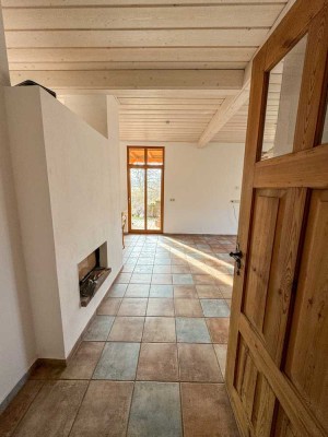 Große Erdgeschosswohnung mit überdachter Terrasse und anschließendem Garten.