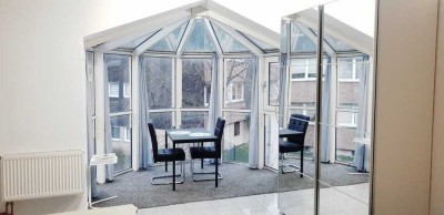 Stilvolle 1-Raum-Terrassenwohnung voll möbliert mit guter Bahn und Bus Verbindung