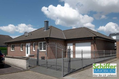 frei stehender Bungalow mit Walmdach und integrierter Garage in Jüchen Otzenrath